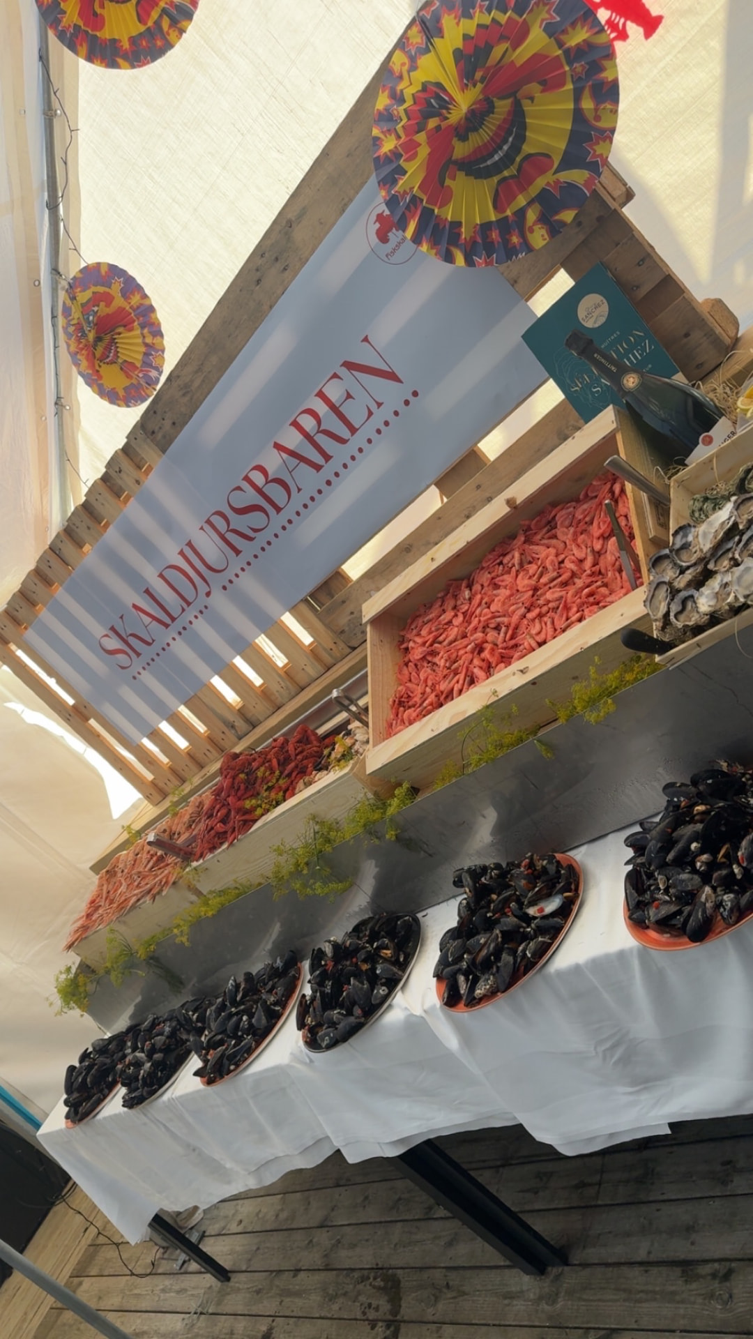 Vår skaldjursbar med räkor, kräftor och blåmusslor på ett event