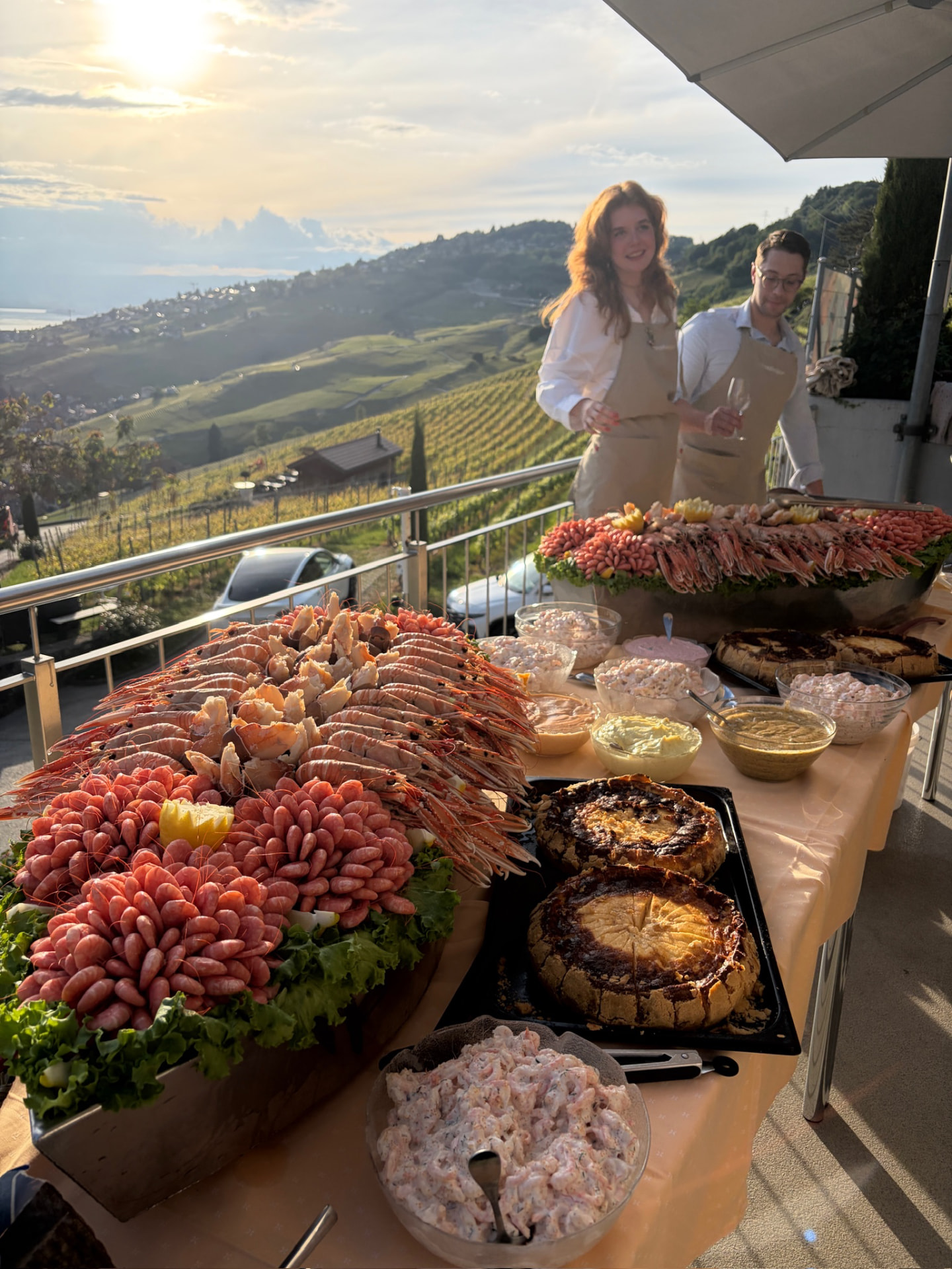 Skaldjurscatering serverad på en vingård i Schweiz i kvällssol